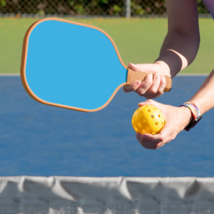 Raquette De Pickleball un arrière - plan bleu avec un chat noir et blanc
