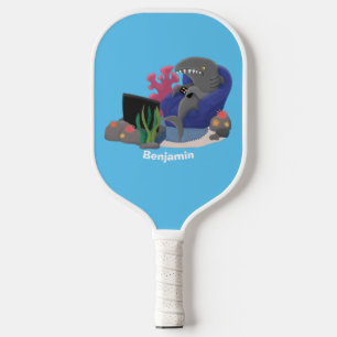 Raquette De Pickleball Un requin drôle en regardant la bande dessinée de