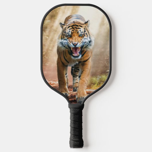 Raquette De Pickleball Un tigre rugissant dans une jungle rétroéclairée (Recto)