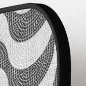 Raquette De Pickleball vagues noires et blanches en pavé portugais (Détail gauche)