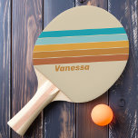 Raquette De Ping Pong Arc-en-ciel vintage du désert rayé avec le nom<br><div class="desc">Le Vintage Rainbow Striped Ping Paddle with Name (Pagaie de ping-pong rayée du désert ) allie des tons chauds et terreux à des rayures arc-en-ciel vibrantes, évoquant la beauté d'un coucher de soleil dans le désert. La fonction de nom personnalisé ajoute une touche personnalisée unique, ce qui fait de cette...</div>