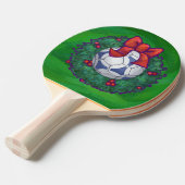 Raquette De Ping Pong Bal de soccer blanc et bleu sur vert (Devant Angle)