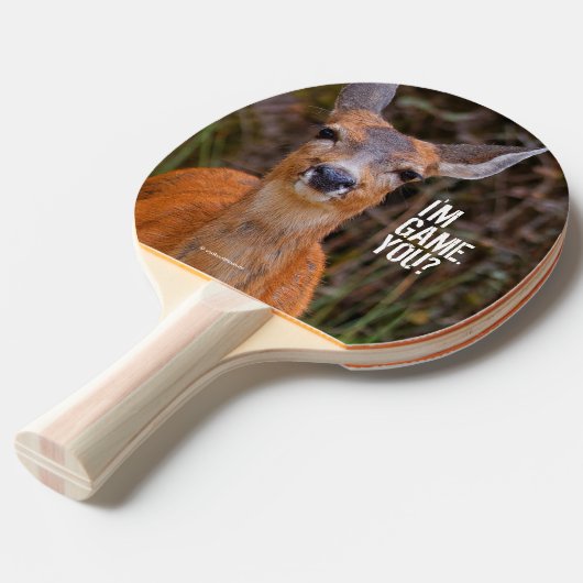 Raquette De Ping Pong Funny Young Blacktail Deer sourit à un photographe (Devant Angle)