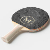 Raquette De Ping Pong Granit Foncé Moderne Pierre Monogramme (Devant Angle)