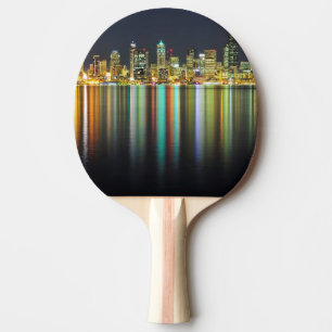 Raquette De Ping Pong Horizon de Seattle la nuit avec la réflexion