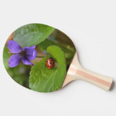 Raquette De Ping Pong Ladybug sur les fleurs de violet doux (Côté)