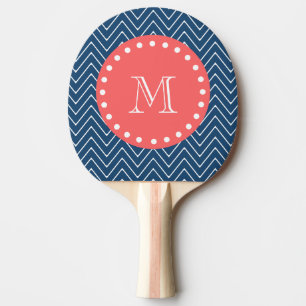 Raquette De Ping Pong Monogramme de corail du motif de Chevron de bleu