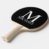 Raquette De Ping Pong Monogramme et nom personnalisés en noir (Devant Angle)