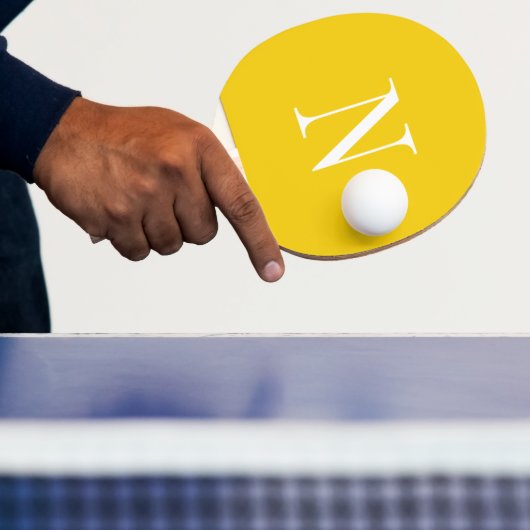 Raquette De Ping Pong Monogramme initiale moderne jaune et blanc (Insitu)