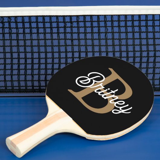 Raquette De Ping Pong Monogramme moderne élégant Nom Black Gold Script (Insitu)