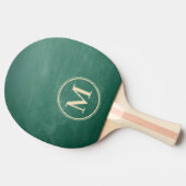 Raquette De Ping Pong Monogramme sur un tableau vert (Côté)