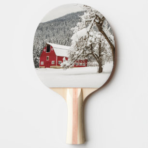 Raquette De Ping Pong Neige fraîche sur la grange rouge