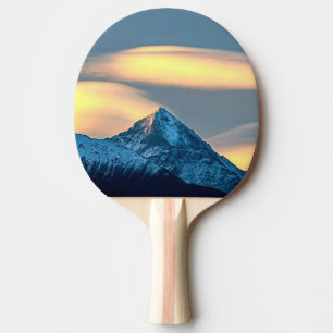 Raquette De Ping Pong Nuages uniques au-dessus de montagnes enneigées