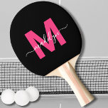 Raquette De Ping Pong Pink Modern Script Nom Monogramme<br><div class="desc">Créez votre propre personnalisation Noir et rose moderne Nom de script Monogram Ping Pong Paddle. Cette pagaie de ping-pong chic et girly présente un monogramme élégant à l'avant avec une initiale rose plate sur un arrière - plan noir élégant, associée à un nom de script blanc classique pour une touche...</div>