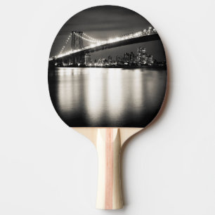 Raquette De Ping Pong Pont de Williamsburg à New York City la nuit