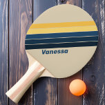 Raquette De Ping Pong Sable de plage vintage rayé avec le nom<br><div class="desc">La plage de sable Vintage Ping Pong Paddle with Name (Pagaie de ping-pong avec nom) saisit l'essence de la relaxation côtière avec ses bandes souples inspirées du sable. L'option de personnaliser avec votre nom ajoute une touche unique et personnelle, ce qui en fait l'accessoire parfait pour ceux qui aiment la...</div>