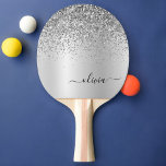 Raquette De Ping Pong Silver Glitter Glam<br><div class="desc">Argent Faux Parties scintillant à étincelles métalliques brossé Monogramme en métal Nom Ping Pong Paddle. Cela rend le cadeau parfait pour 16 ans,  mariage,  douche nuptiale,  anniversaire,  baby shower ou bachelorette pour quelqu'un qui aime le luxe glam et les styles chic.</div>