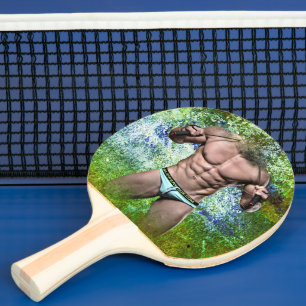 Raquette De Ping Pong SlipperyJoe's homme adulte très musclé torse nu
