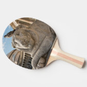 Raquette De Ping Pong Statue de lion devant une église historique (Côté)