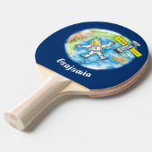 Raquette De Ping Pong Un astronaute amusant dans l'espace et la bande de (Devant Angle)