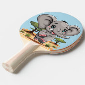 Raquette De Ping Pong Un bébé éléphant qui sonne heureux dans la savane  (Devant Angle)