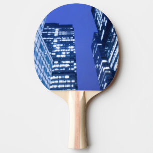 Raquette De Ping Pong Vue ascendante Defocused des fenêtres d'immeuble