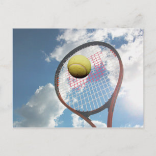 Raquette de tennis et balle dans la carte postale 
