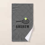 Raquette de tennis Sport gris personnalisé<br><div class="desc">Cuisine design de tennis personnalisée en gris et noir ou serviette de sac sport avec un monogramme,  nom,  ou texte personnalisé et une icône de raquette et de balle de tennis avec un arrière - plan motif de filet défraîchi.</div>