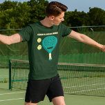 Raquette et balles de tennis de Slogan Padel perso<br><div class="desc">Ajoutez un slogan amusant, le nom de votre propre équipe de padel tennis, ou personnalisez avec le nom de votre joueur favori. Ce tee graphique présente une illustration d'une raquette de padel avec deux boules de padel et est prêt à être customisé avec votre propre texte ci-dessus en lettres crème....</div>