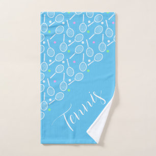 Raquettes de tennis et balles bleu clair serviette