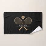 Raquettes de tennis & Nom Sports<br><div class="desc">Serviette de sport, conçue pour les joueurs de tennis qui exigent à la fois style et performance sur le terrain. Plongez dans l'élégance intemporelle du tennis avec des raquettes de tennis classiques et un motif de balle de tennis. Personnalisez votre serviette avec votre nom personnalisé, en vous assurant que votre...</div>