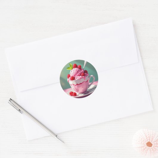 Raspberry Ice Cream in een Roze Koffie Cup Ronde Sticker (Envelop)