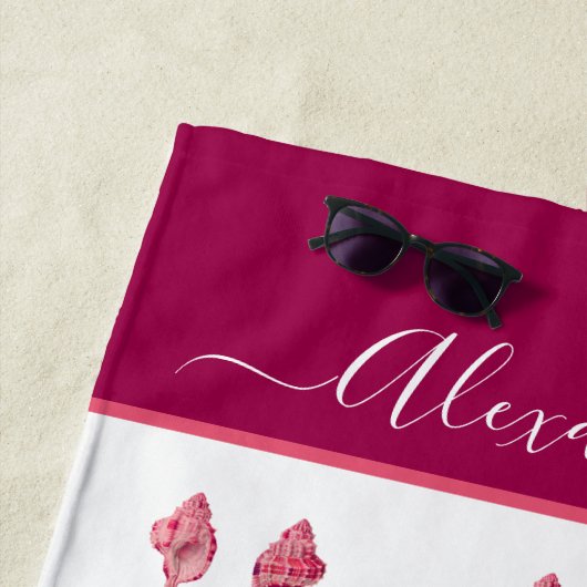 Raspberry Pink Seashell Shell Tropisch preppy roze Strandlaken (In situ)