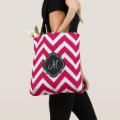 Raspberry Red Chevron Stripes met Monogram Draagtas (Dichtbij)