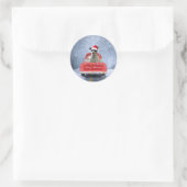 Rat Terrier Dog in Snow, die met Kerstmis rondloop Ronde Sticker (Tas)