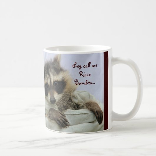 Raton laveur mignon de bandit, volant votre tasse (Droite)
