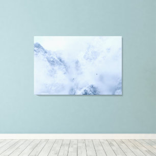 Raven, besneeuwde bergen en wolken canvas afdruk
