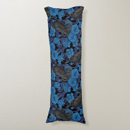Raven en blauwe rozen lichaamskussen (Voorkant Verticaal)