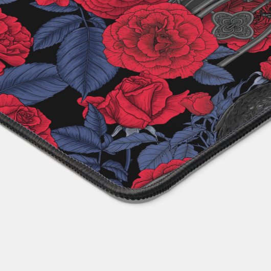 Raven en rozen met donkerblauwe bladeren bureaumat (Hoek)