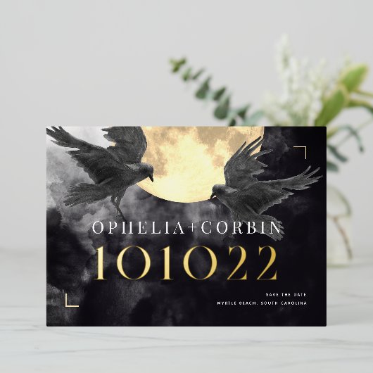 Raven & Gouden Maan Gotische Bruiloft Save the Dat Folie Uitnodiging (Staand Voorkant)