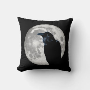 Raven in de maan kussen