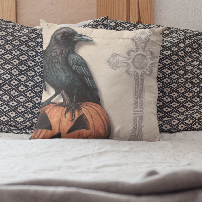 Raven op Jack O Lantern | Victoriaans Styled Kussen (Raven on Jack o Lantern with faded spooky cross throw pillow for Halloween and scary decor. )