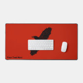 Raven op rood bureaumat (Keyboard & Muis)