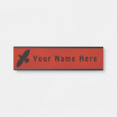 Raven op rood deurbordje (Voorkant)