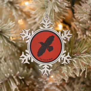 Raven op rood tin sneeuwvlok ornament