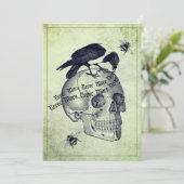 Raven Sits on Skull Halloween Party Invitation Kaart (Staand voorkant)