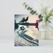 Raven waakt over man in slaap briefkaart (Staand voorkant)