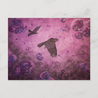 Ravens en vol violet carte postale abstraite