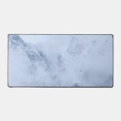 Ravens, sneeuwbergen en wolken bureaumat (Voorkant)