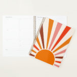 Rayons Soleil Rétro Coucher Soleil Orange Jaune Ro<br><div class="desc">Le design rétro du soleil éclate dans les tons chauds rose,  marron,  orange. Rayons de soleil orange modernes rétro,  soleil matinal géométrique art abstrait.</div>